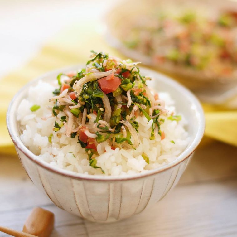 白い茶碗に盛られたごはんにかけた、かぶの葉と梅のじゃこふりかけ