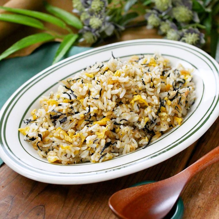 緑色の縁取りがある皿に盛りつけられたひじきとじゃこのチャーハン