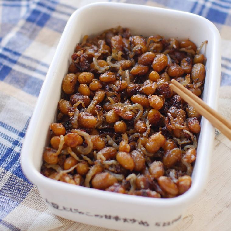 白く四角い容器に入った、じゃこと大豆の甘辛炒め