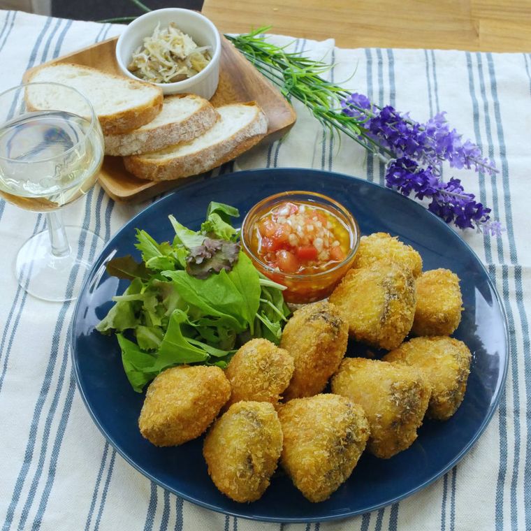 皿に盛り付けられたかつおのチーズ挟みフライ