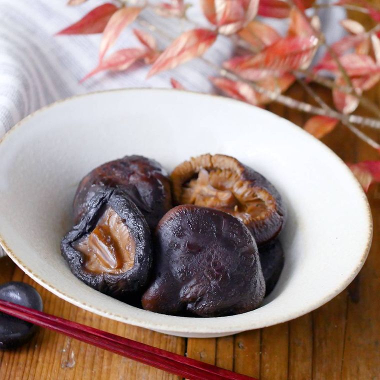 皿にのった、干ししいたけの定番煮物
