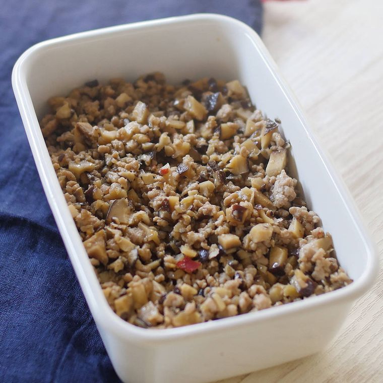 容器に入った、干ししいたけの豚肉そぼろ