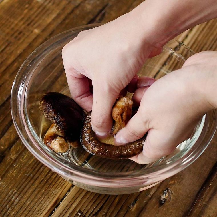 干ししいたけを水で戻している様子