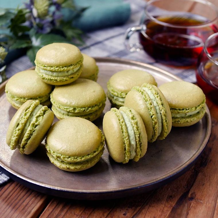 茶色の皿に盛られた抹茶のマカロン