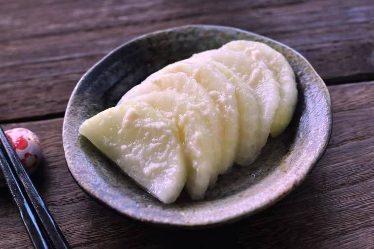 皿に盛られた大根のべったら漬け