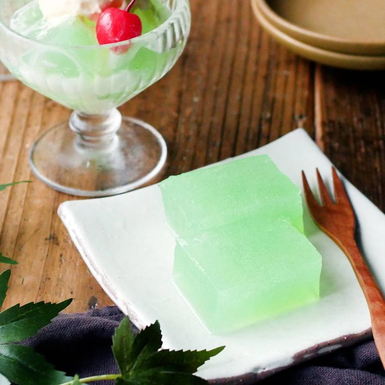 白い皿に盛ったサイダーかんと木のフォーク