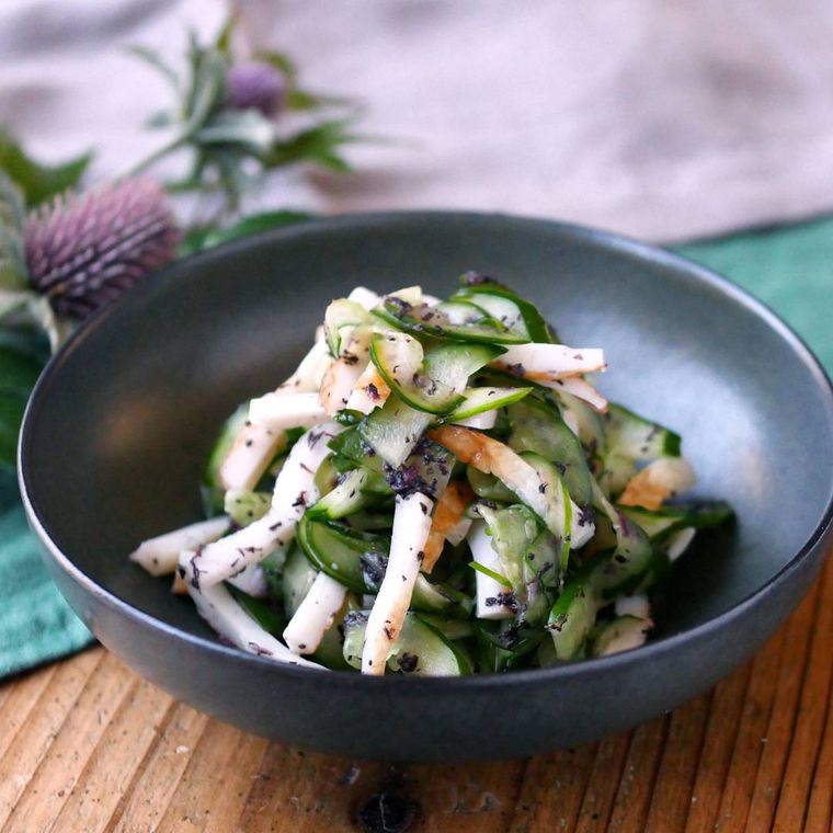 黒い皿に盛られたきゅうりとちくわのゆかり和え