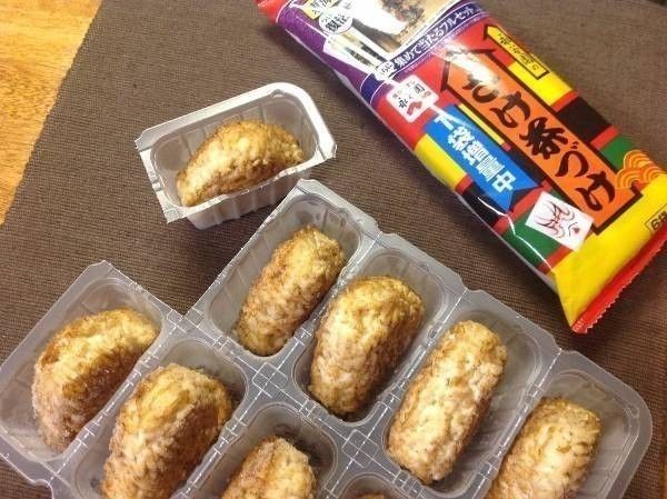 鮭茶漬けの素とプラスチックのパッケージに入った焼きおにぎり