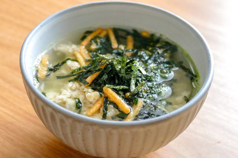 茶碗に入ったオートミールのお茶漬け