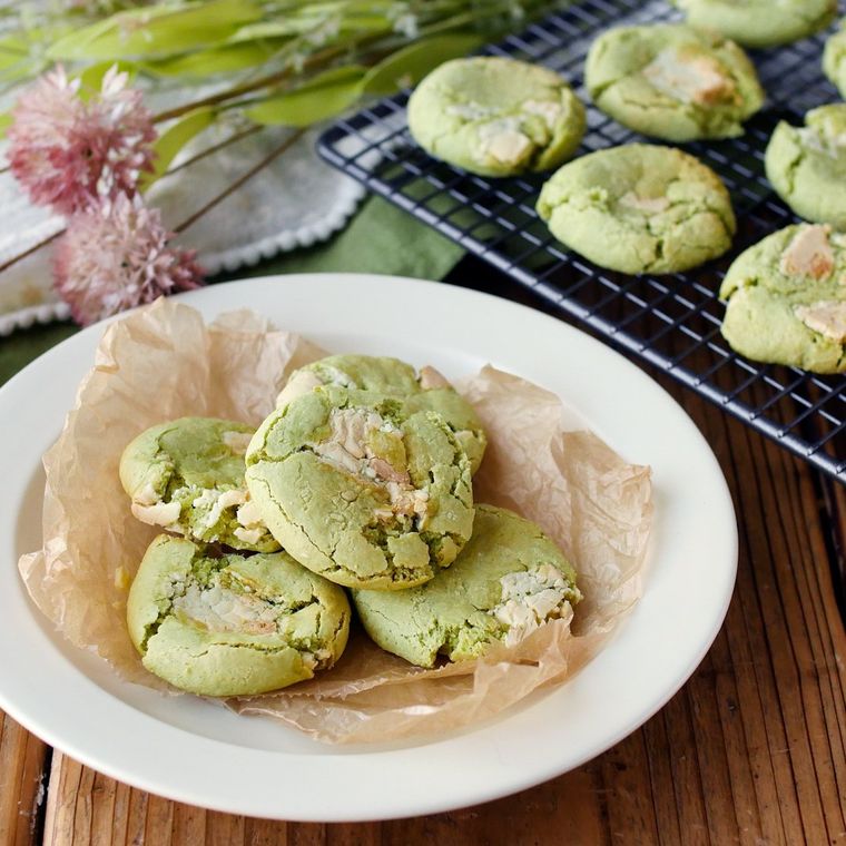 白い皿にのった抹茶とホワイトチョコレートのクッキー