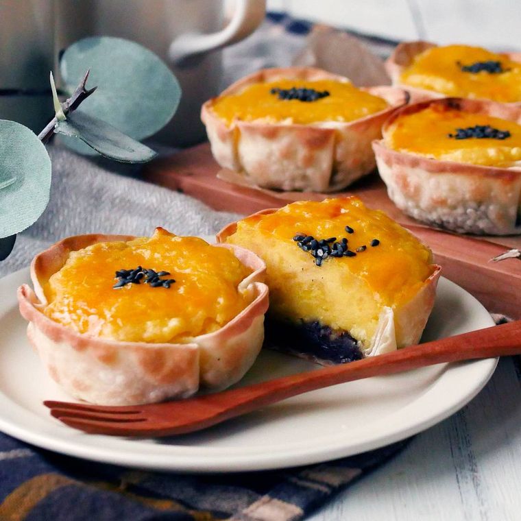 ごまがトッピングされたスイートポテトタルト