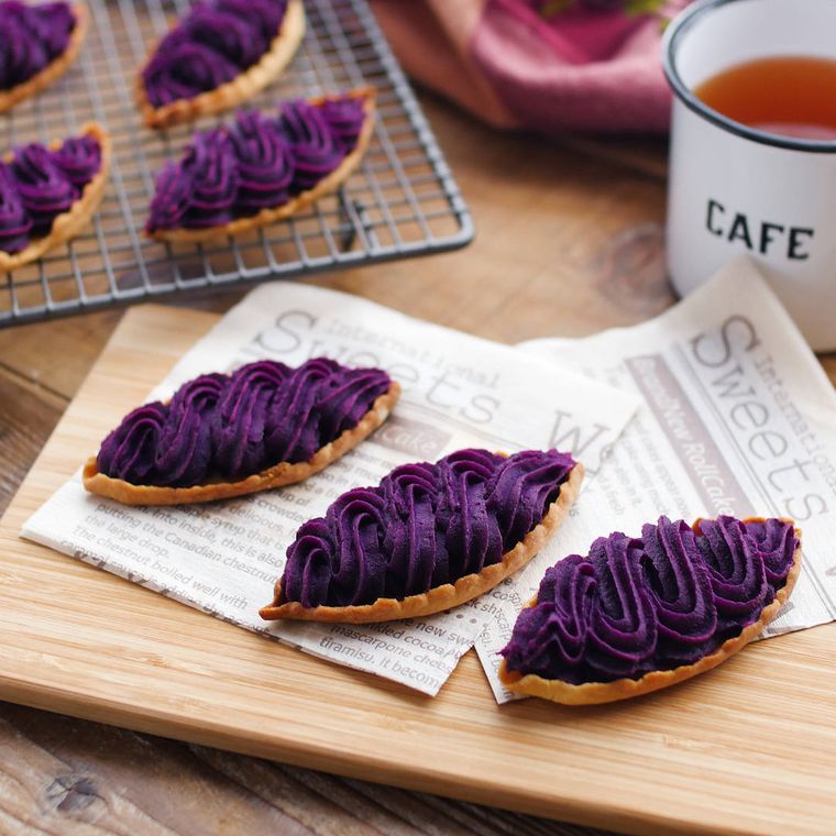 まな板のうえに紅芋タルトが並んでいる様子