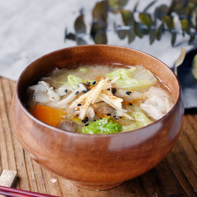 お椀に入った白菜の豚汁