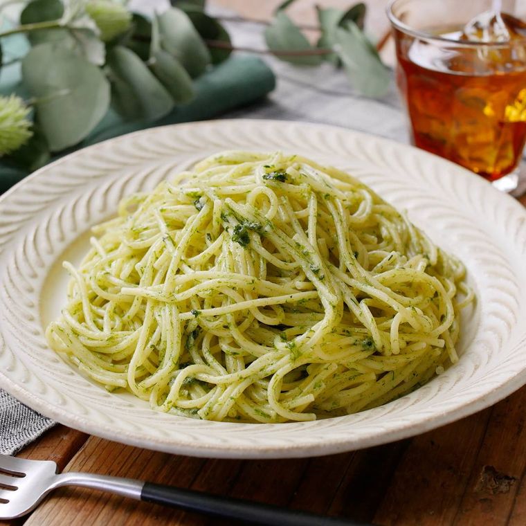 容器に入った、青のりの濃厚チーズパスタ