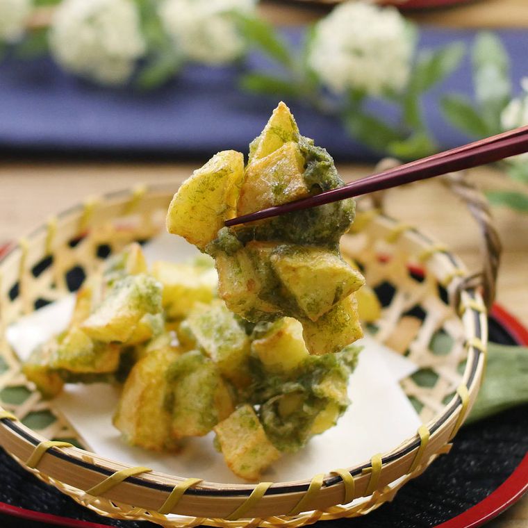 容器にのった、じゃがいもと青のりのげんこつ揚げ