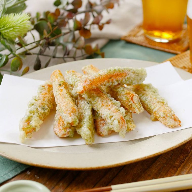 皿にのった、カニカマと青のりの揚げ物
