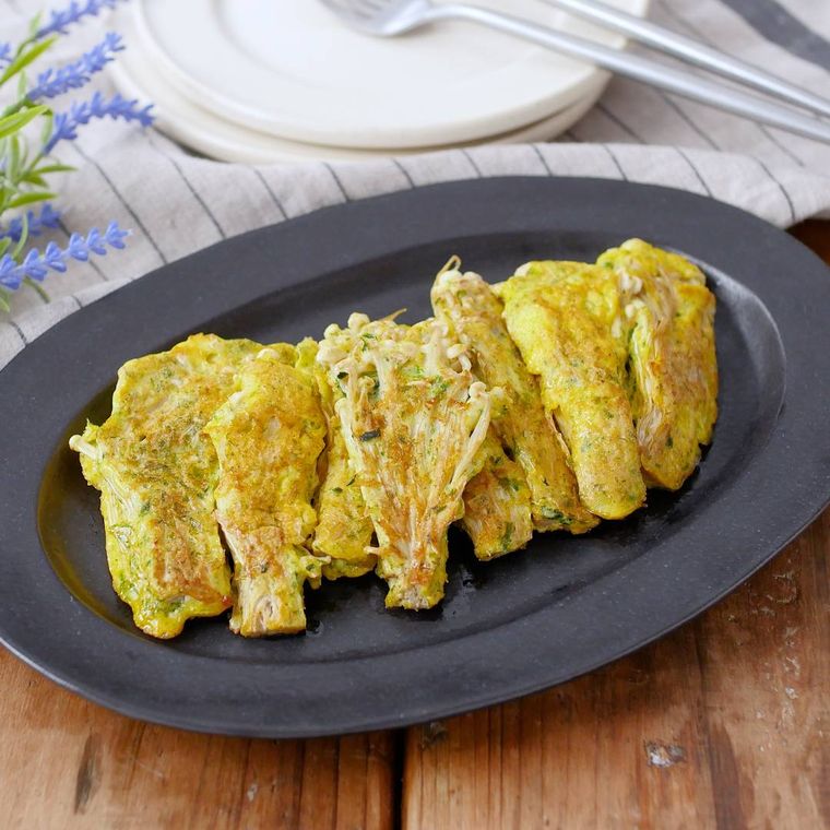 皿にのった、えのきだけと青のりのピカタ