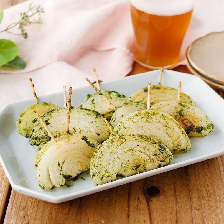 白い皿にのった、青のりとバターの新玉ねぎ焼き