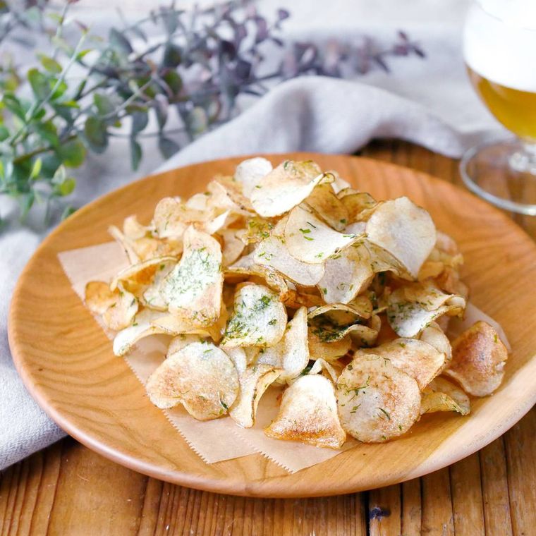 皿にのった、青のりの長芋チップス