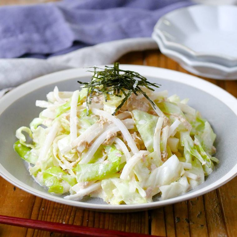 皿に盛られたキャベツと大根のマヨぽんサラダ