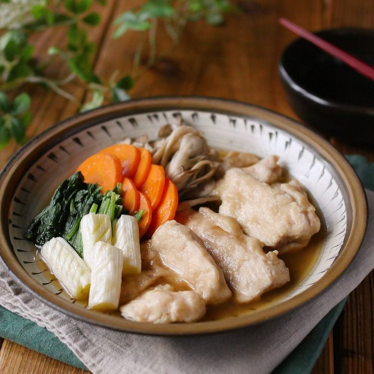 和風の皿に盛り付けた鶏むね肉の治部煮