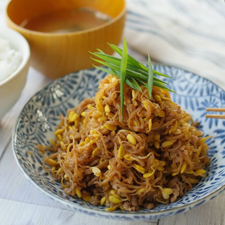 和食器に盛られたもやしの佃煮