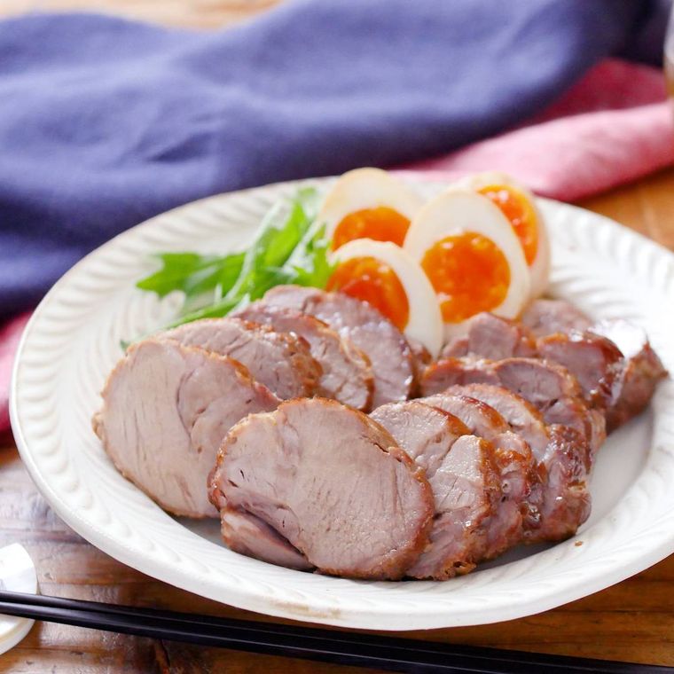 カットして白い丸皿に盛られた、フライパンで作る煮豚