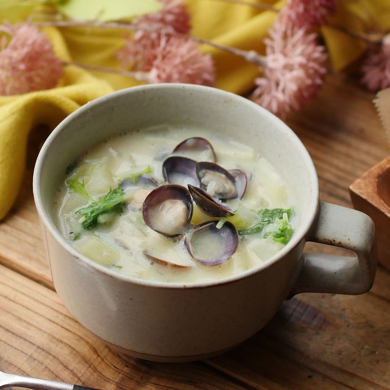 白いカップに入ったしじみと豆乳のスープ