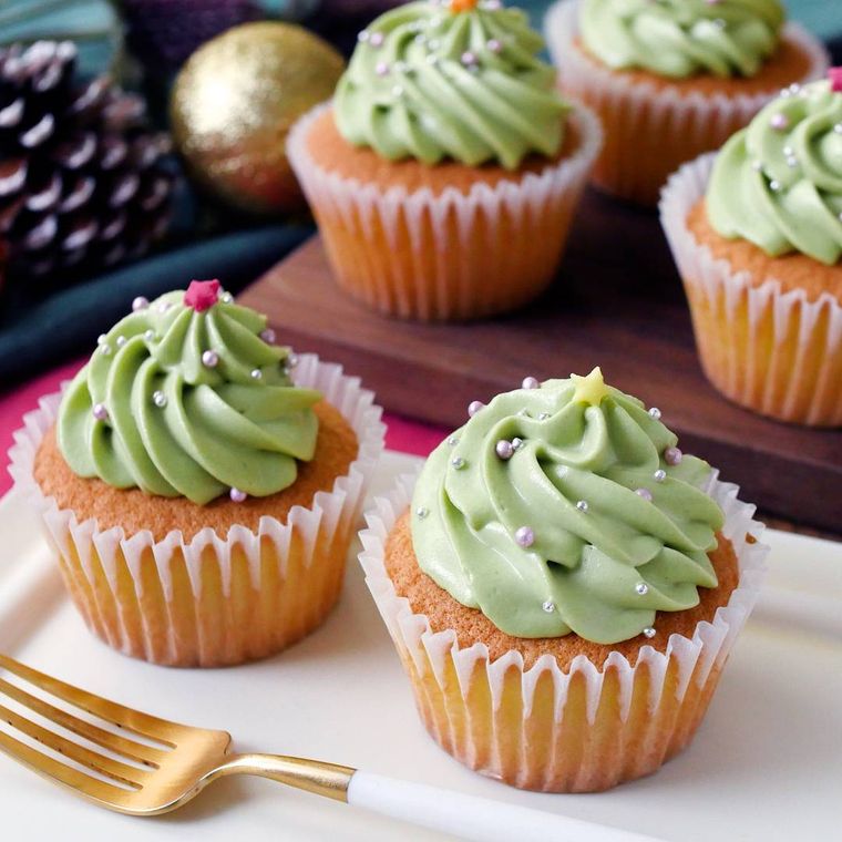 白の皿にのったクリスマスカップケーキ