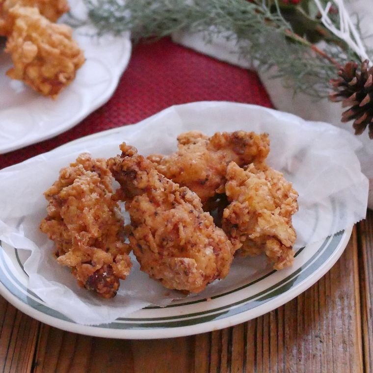 白と緑の皿にはいったコンソメフライドチキン