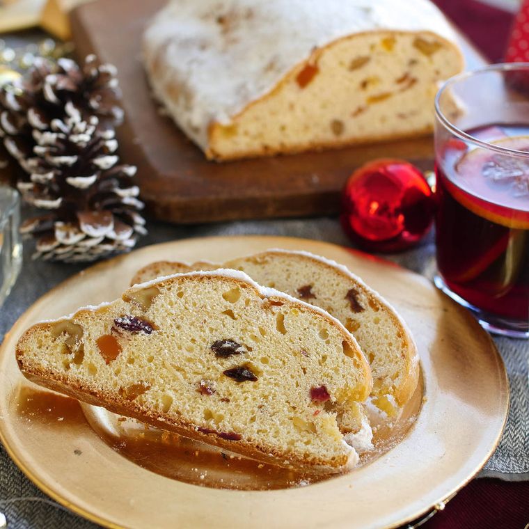 ベージュの皿に2切れシュトーレンが置かれている様子
