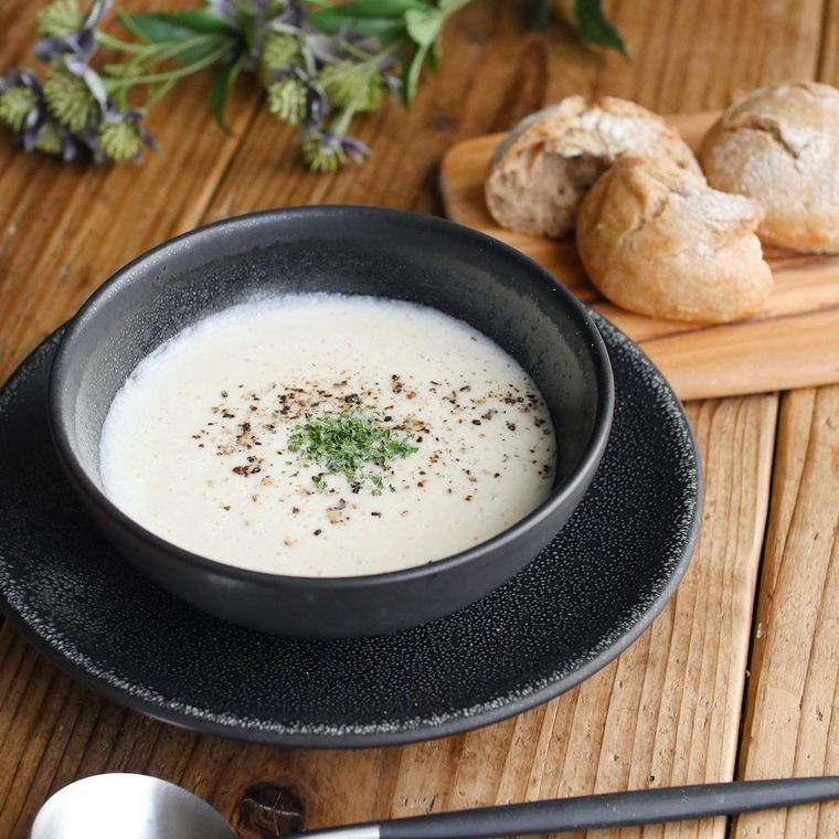 黒い器に盛られたカリフラワーのポタージュ