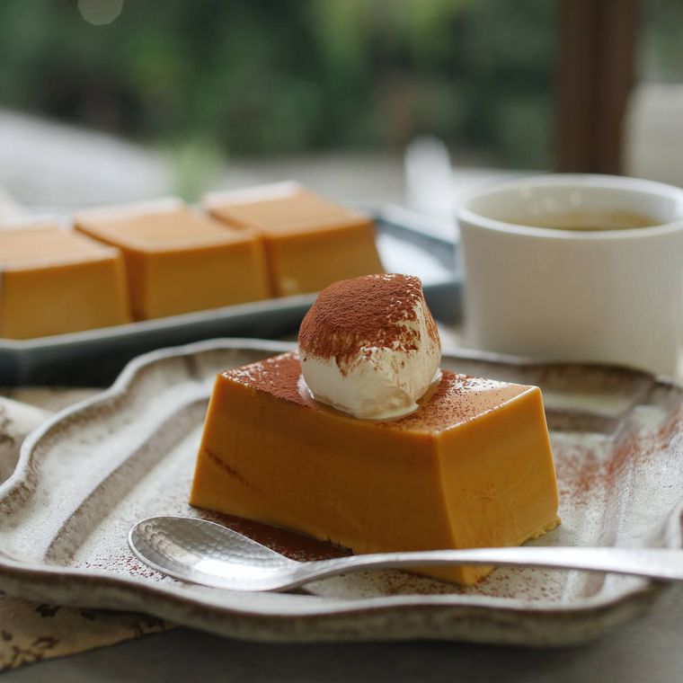 灰色の皿にキャラメル紅茶のパンナコッタが盛られている様子