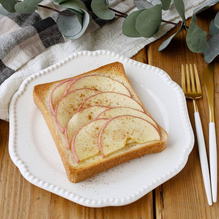 白い洋食器に盛り付けたアップルパイ風シュガートースト