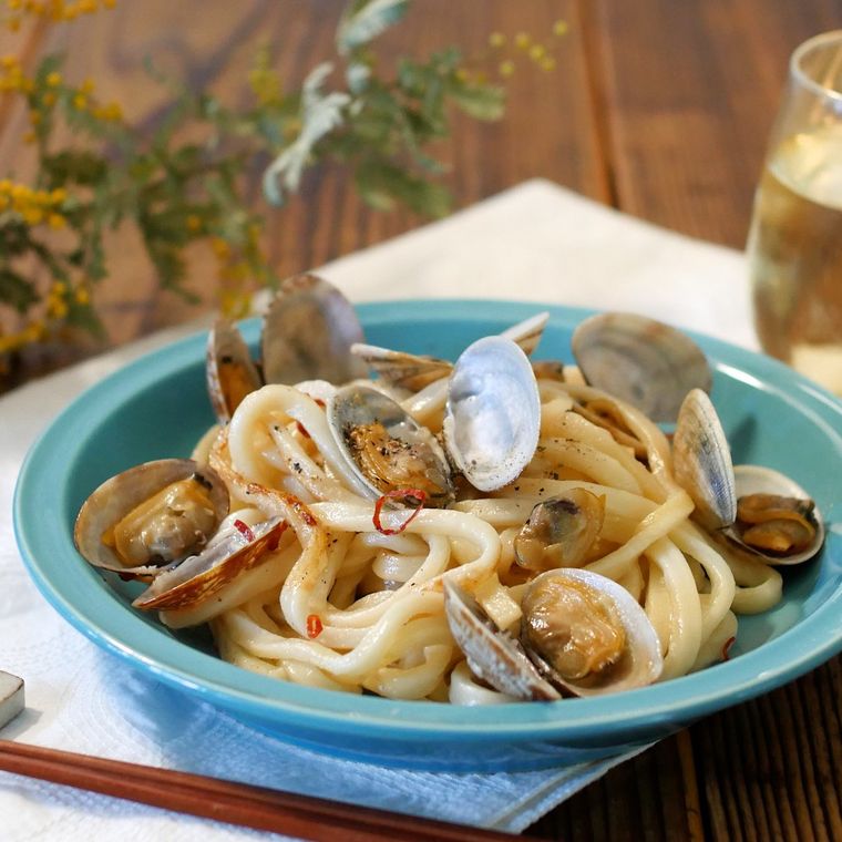水色の器に盛りつけられたボンゴレ焼きうどん