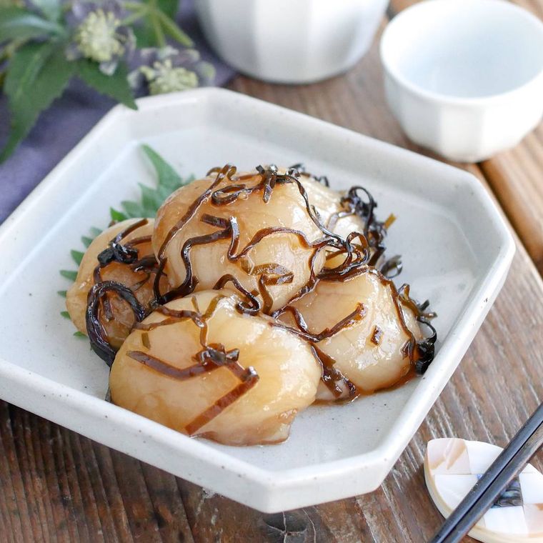 白い皿に盛りつけられた貝柱の塩こんぶ漬け