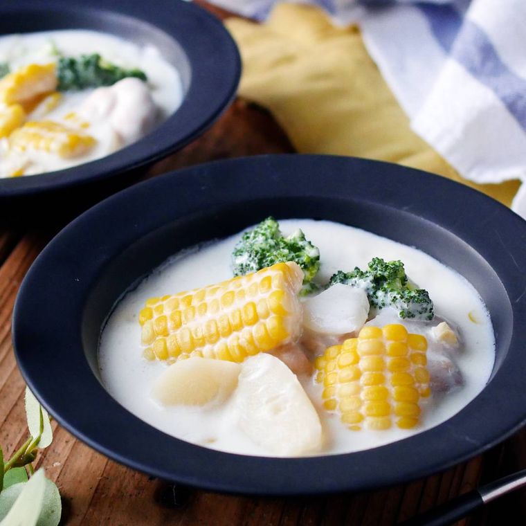 紺色の深皿に盛られたブロッコリー入りコーンクリームシチュー