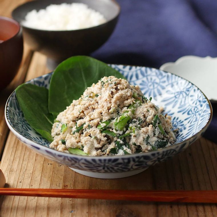 和の器に盛られた、春菊と塩昆布の白和え