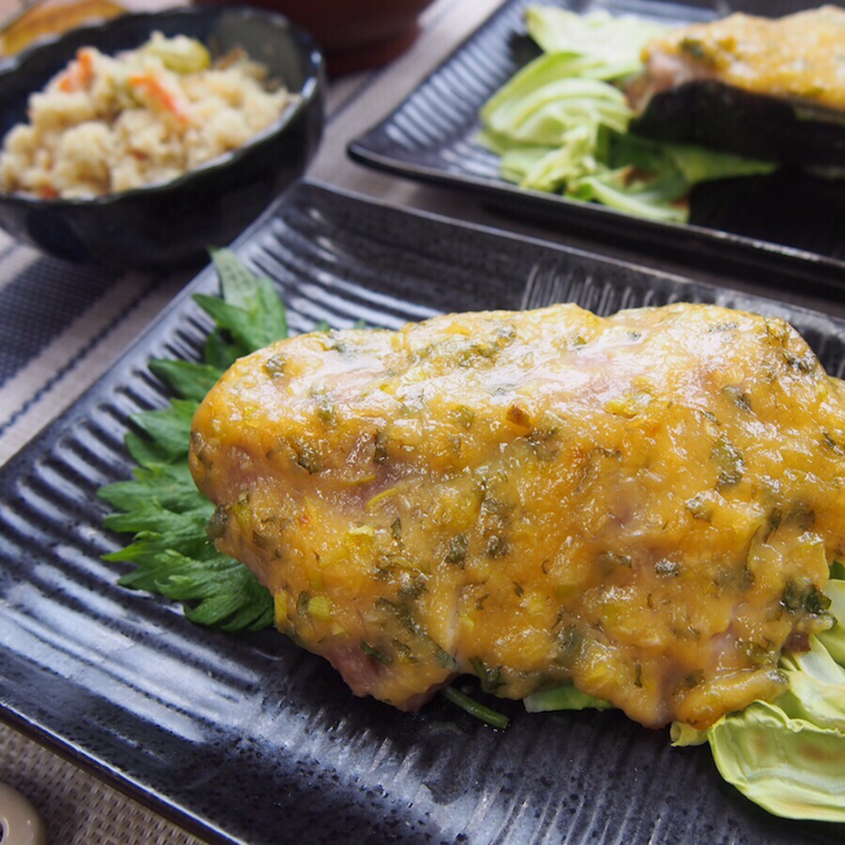 黒い皿にのったぶりのにんにく大葉みそ焼き