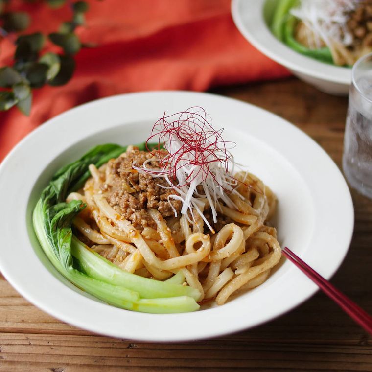 白い皿に盛り付けられている坦々麺風焼きうどん