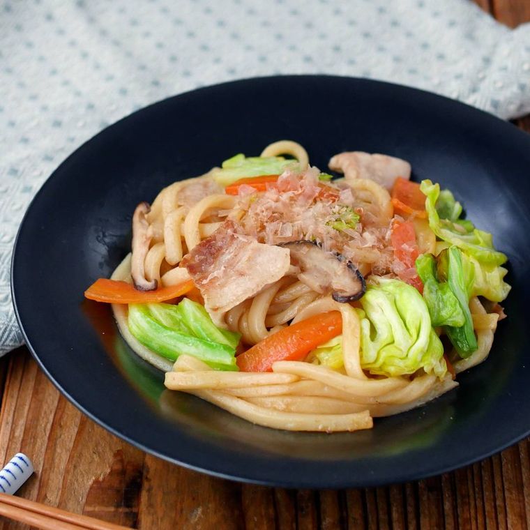 黒いプレートに盛り付けられたオイスター焼きうどん