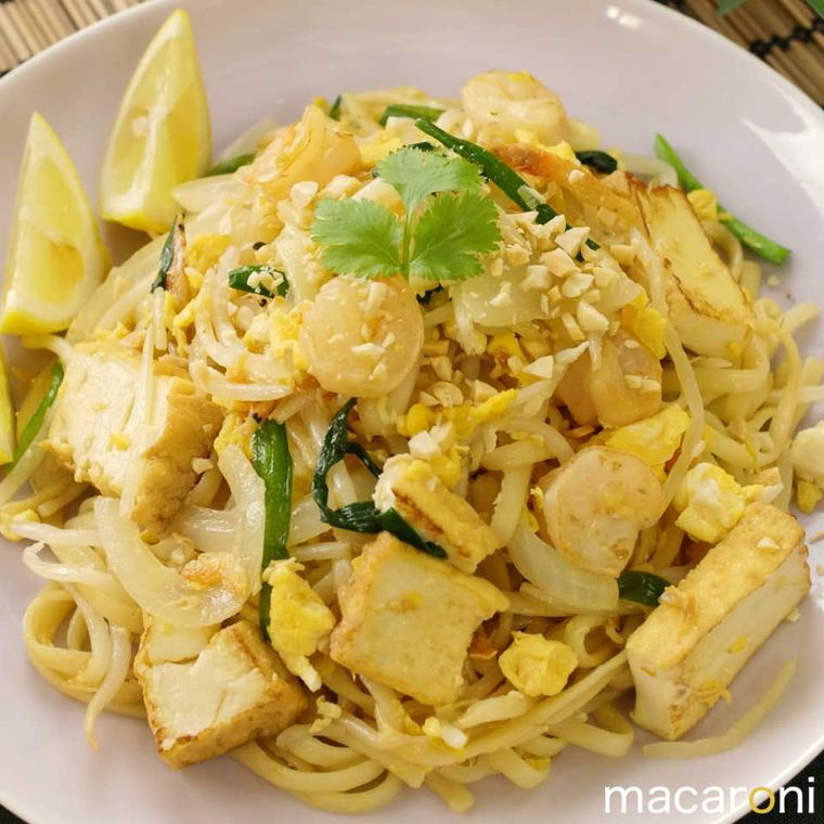 白い皿に盛られているパッタイ風焼きうどん