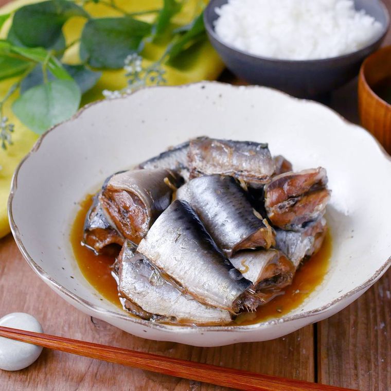 白いお皿に盛られたいわしの甘露煮