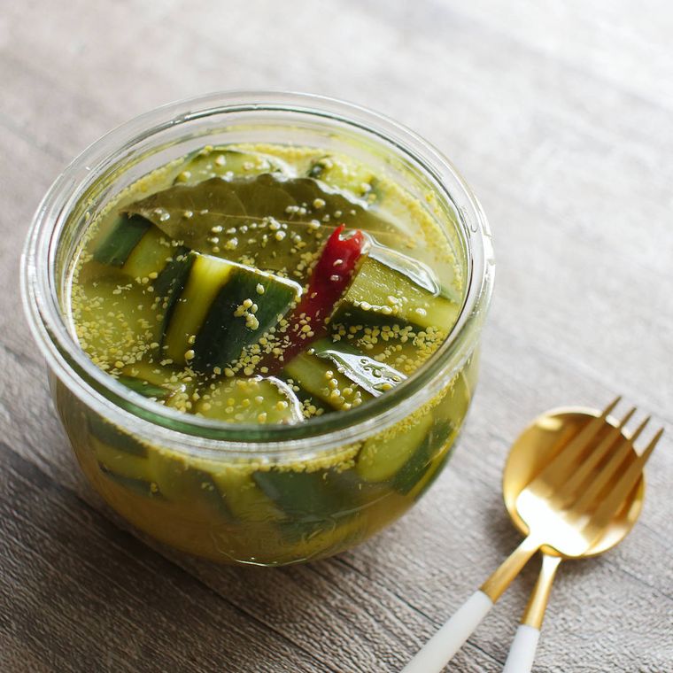 ガラス瓶に入っている、きゅうりと赤唐辛子のマスタードピクルス