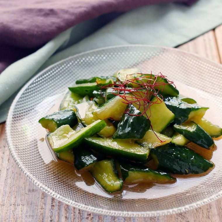 ドット柄のガラス皿に盛りつけられた、中華風たたききゅうり漬け