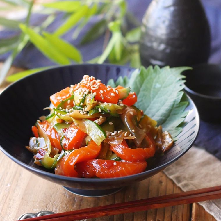 黒い小鉢に盛りつけられた、サーモンときゅうりのピリ辛ナムル