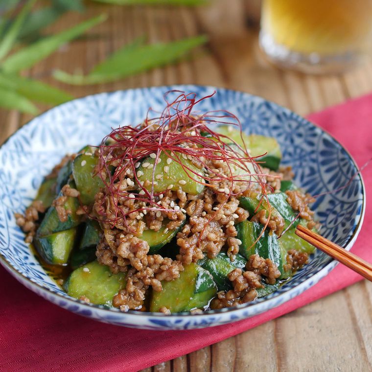 柄物の皿に盛りつけられた、きゅうりと豚ひき肉の旨辛みそ炒め