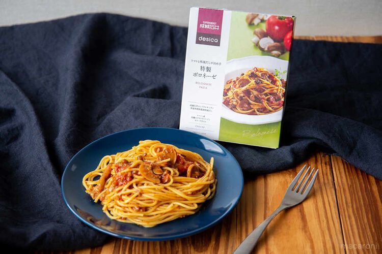 テーブルに置かれた成城石井の特製ボロネーゼ