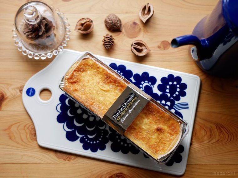 テーブルに置かれた成城石井の6種ナチュラルチーズの濃厚フォルマッジ