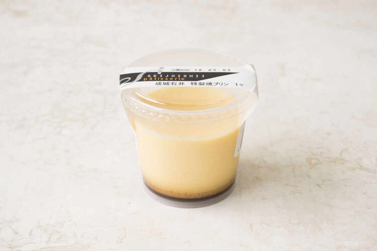 白いテーブルの上に置かれた成城石井の特製焼プリン